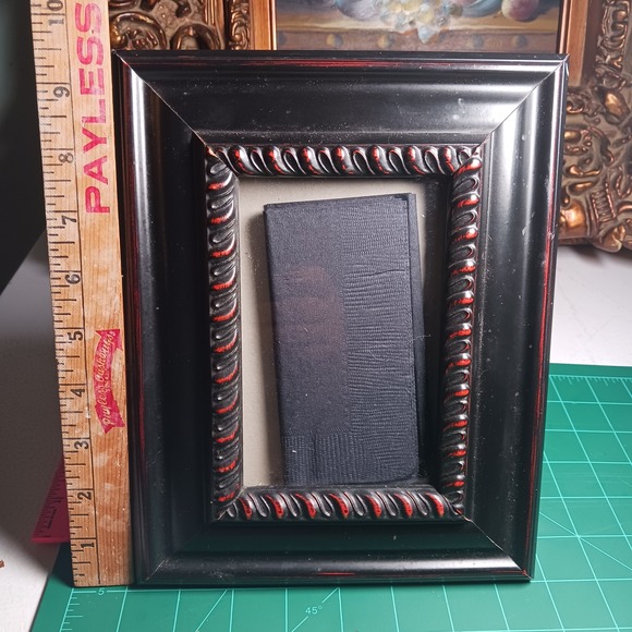 Green Tree Gallery Other - Green Tree Gallery Black Red Distressed Photo Frame Table Easel 9.5x7.5
